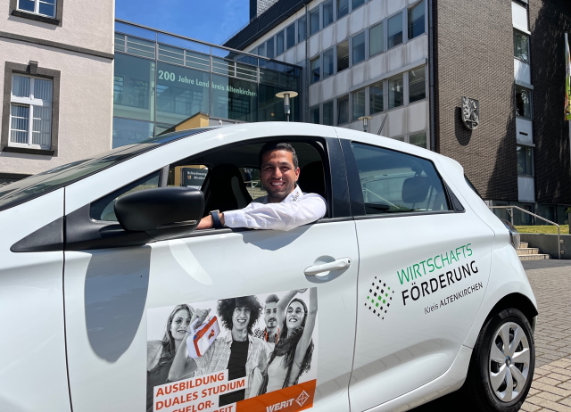 Auszubildender Farzan Hassani mit dem AzubiMobil S