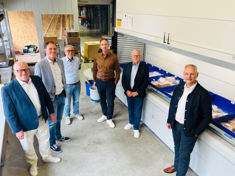 Gruppenfoto Landrat und Wirtschaftsförderung mit Geschäftsführung der Stausberg GmbH