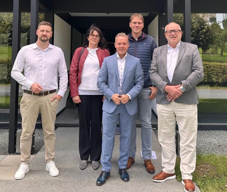 Gruppenfoto: Die Gäste um Landrat Dr. Peter Enders stehen gemeinsam mit dem Geschäftsführer und seinem Kollegen vor dem Unternehmensgebäude.