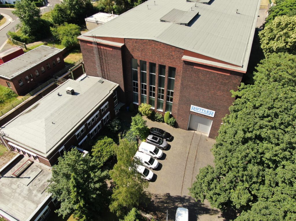 Blick von oben auf die Werkshalle und das Verwaltungsgebäude der Rottler Maschinenbau GmbH.