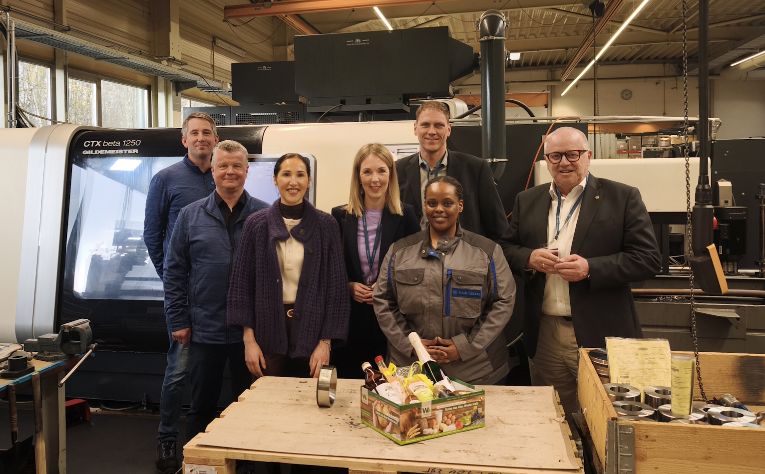 Gruppenfoto vor Maschine