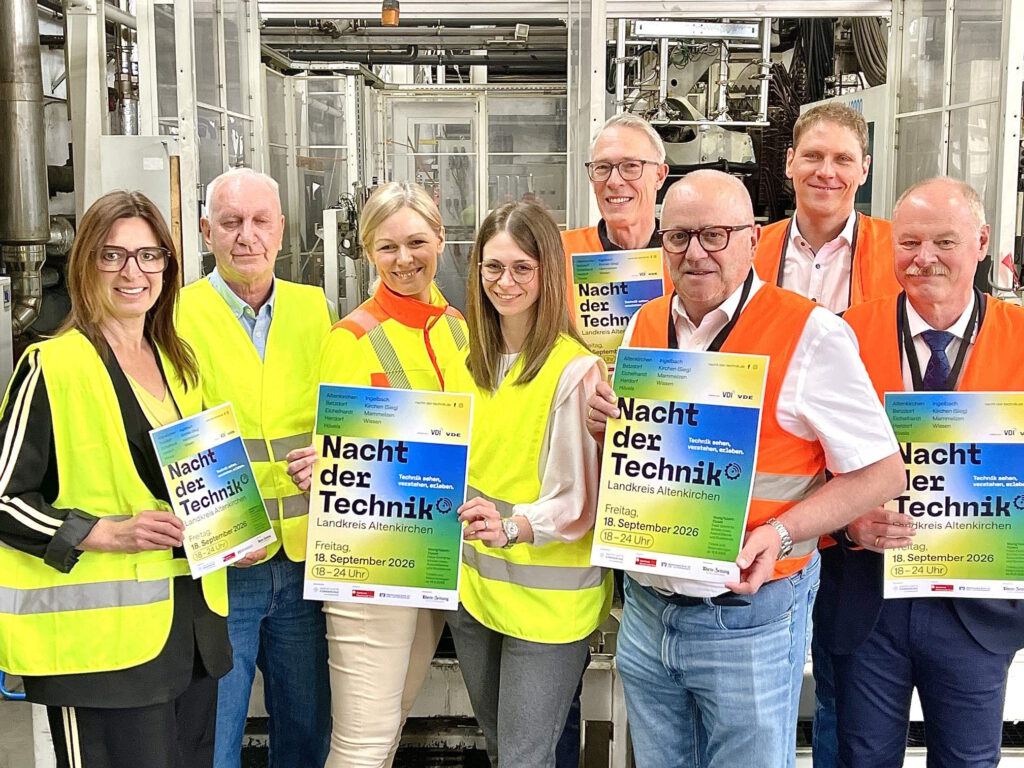 Gruppenfoto in Werkshalle von WERIT