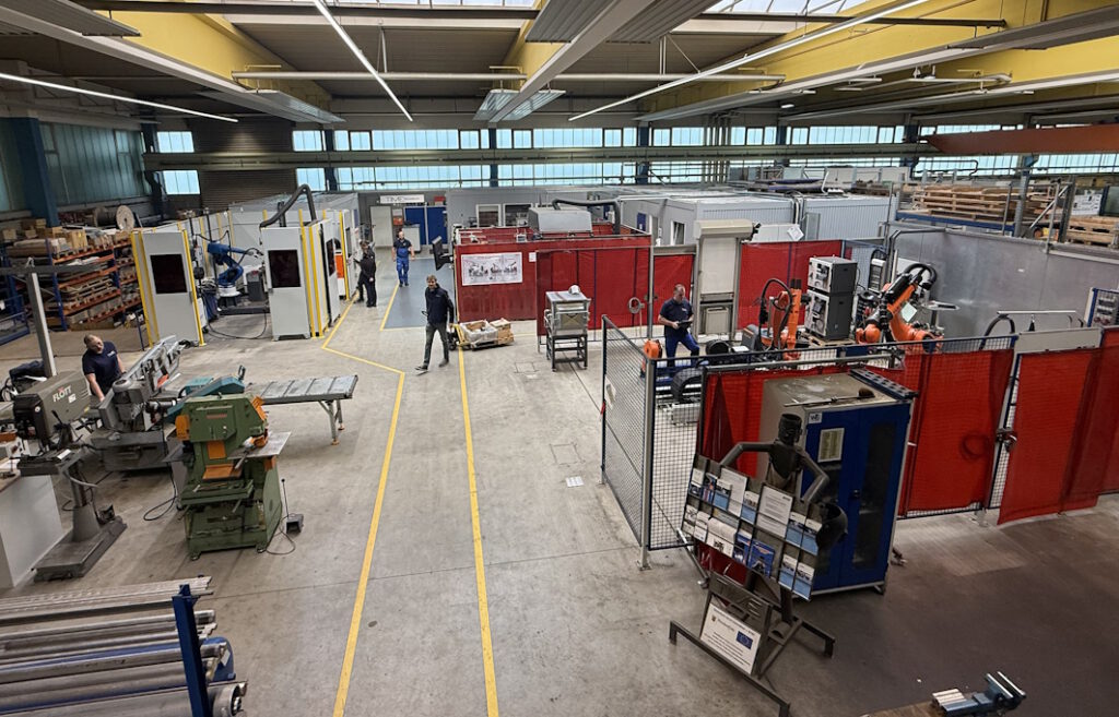 Blick in Halle mit modernen Maschinen und Robotern.