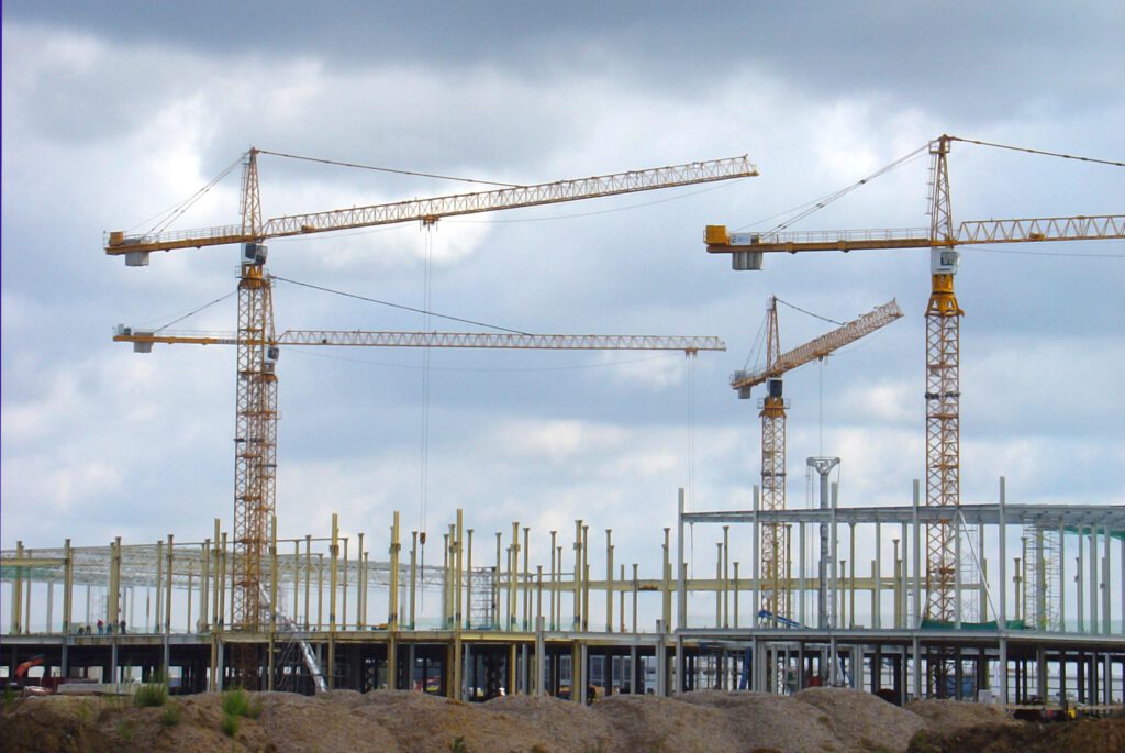 Symbolfoto von einer Baustelle mit Kränen