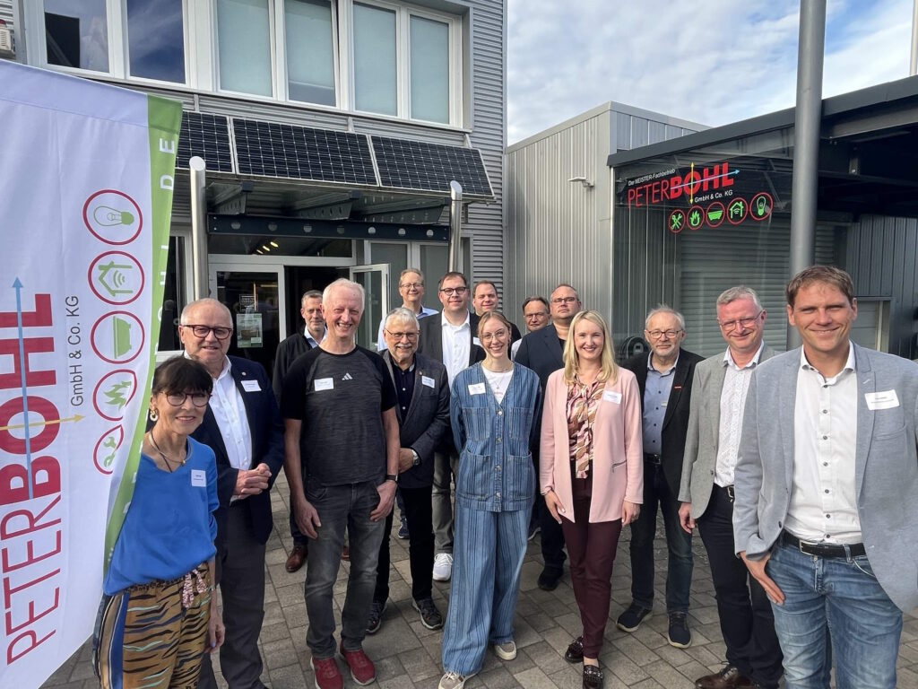 Gruppenfoto vor dem Firmeneingang