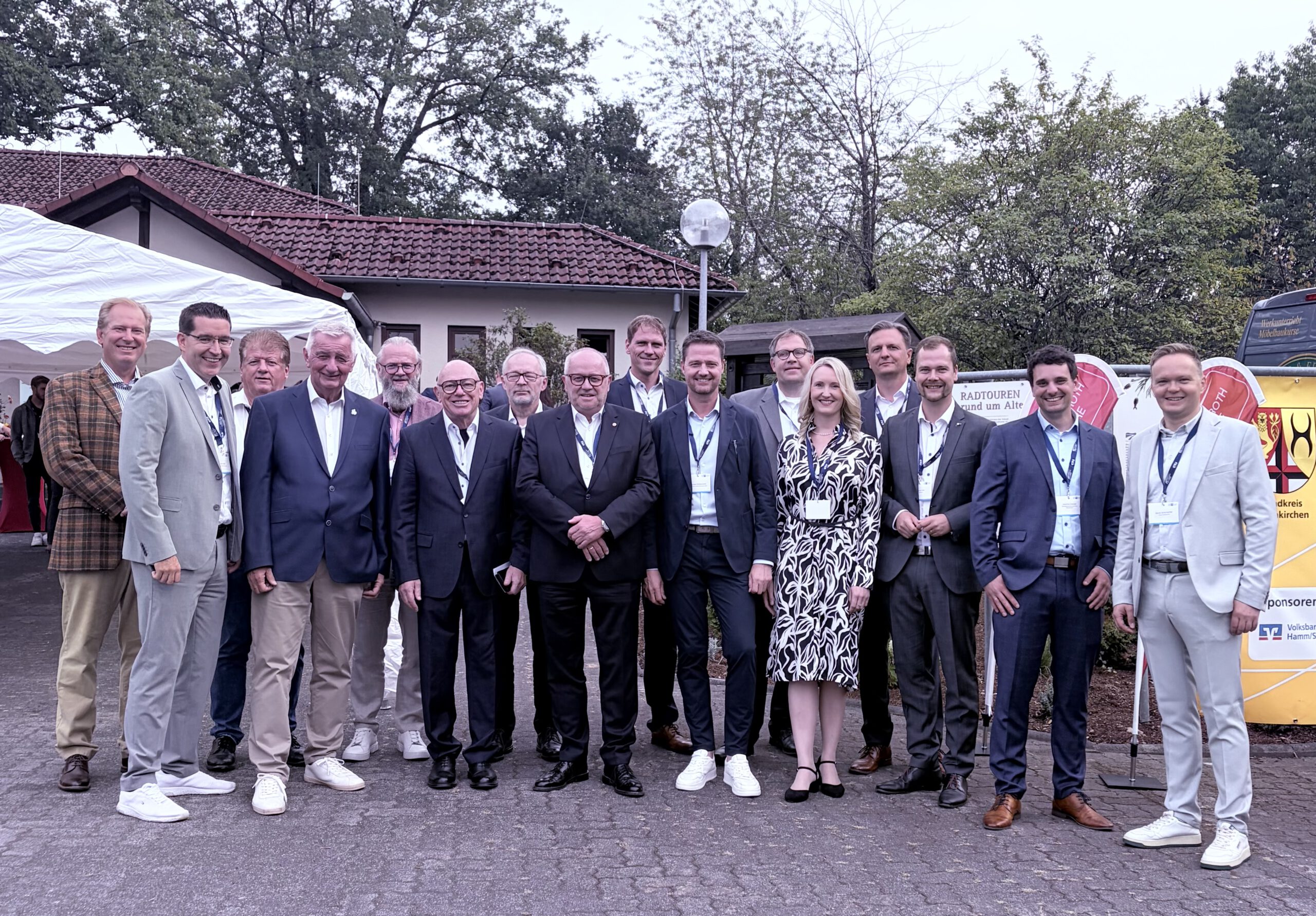 Gruppenbild der Organisatoren des Empfangs der Wirtschaft vor dem Haus der Hottgenroth Akademie. 16 gut gekleidete Personen die in zwei Reihen stehen.
