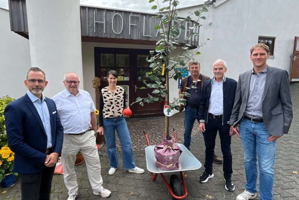 Gruppenbild vor dem Hofladen.